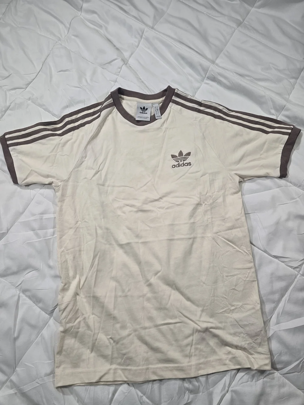 adidas Men's Cream Short-Sleeve Tee with Brown Accents. Size Small